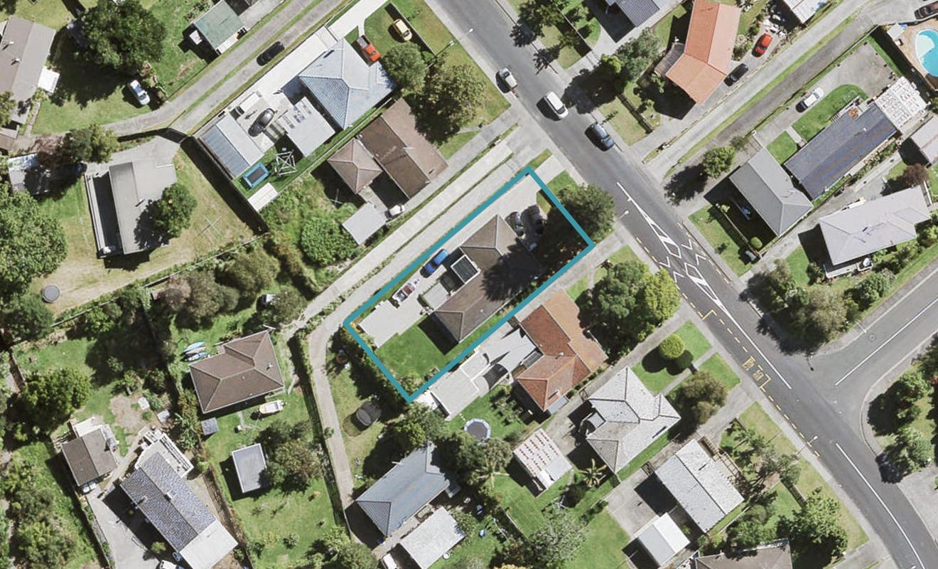 34 Castleford Street, Green Bay, Auckland - Carousel 1