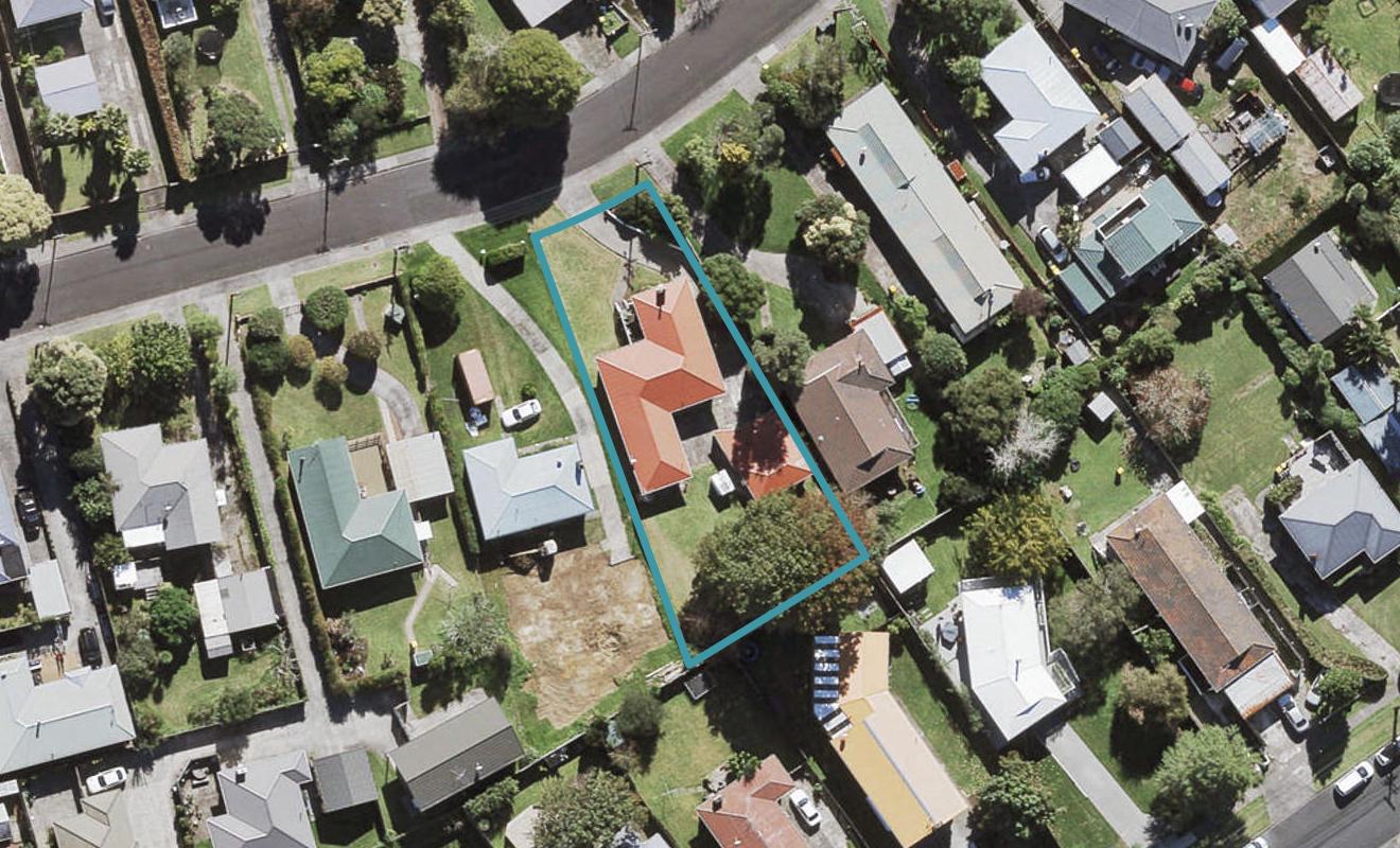 33 Coniston Avenue, Te Atatu South, Auckland - Carousel 1