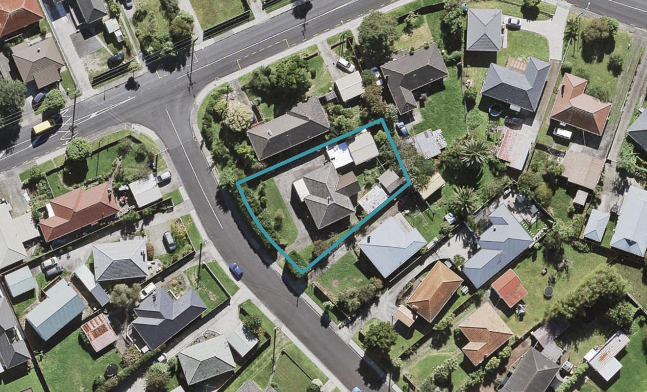 4 Mackenzie Street, Te Atatu South, Auckland - Carousel 1