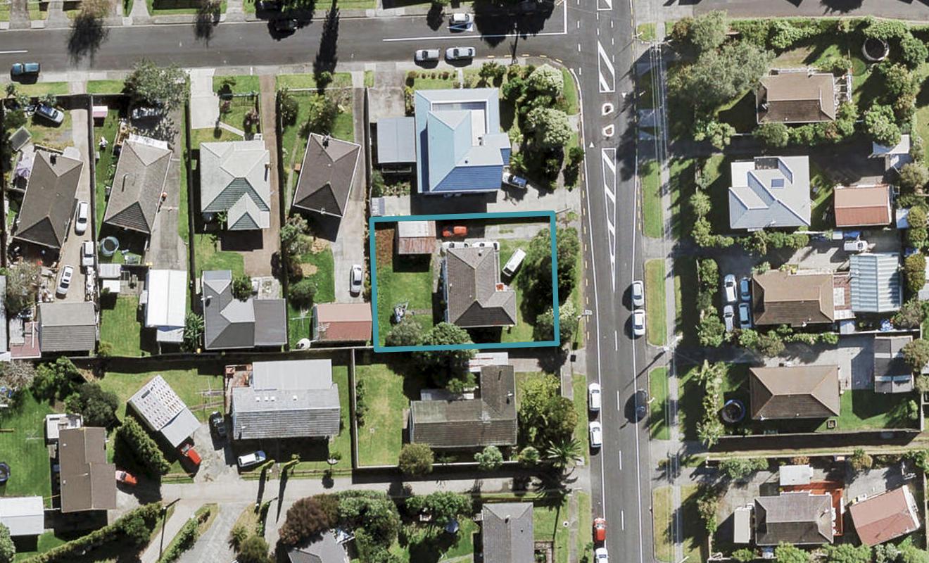 37 Beach Road, Te Atatu Peninsula, Auckland - Carousel 1