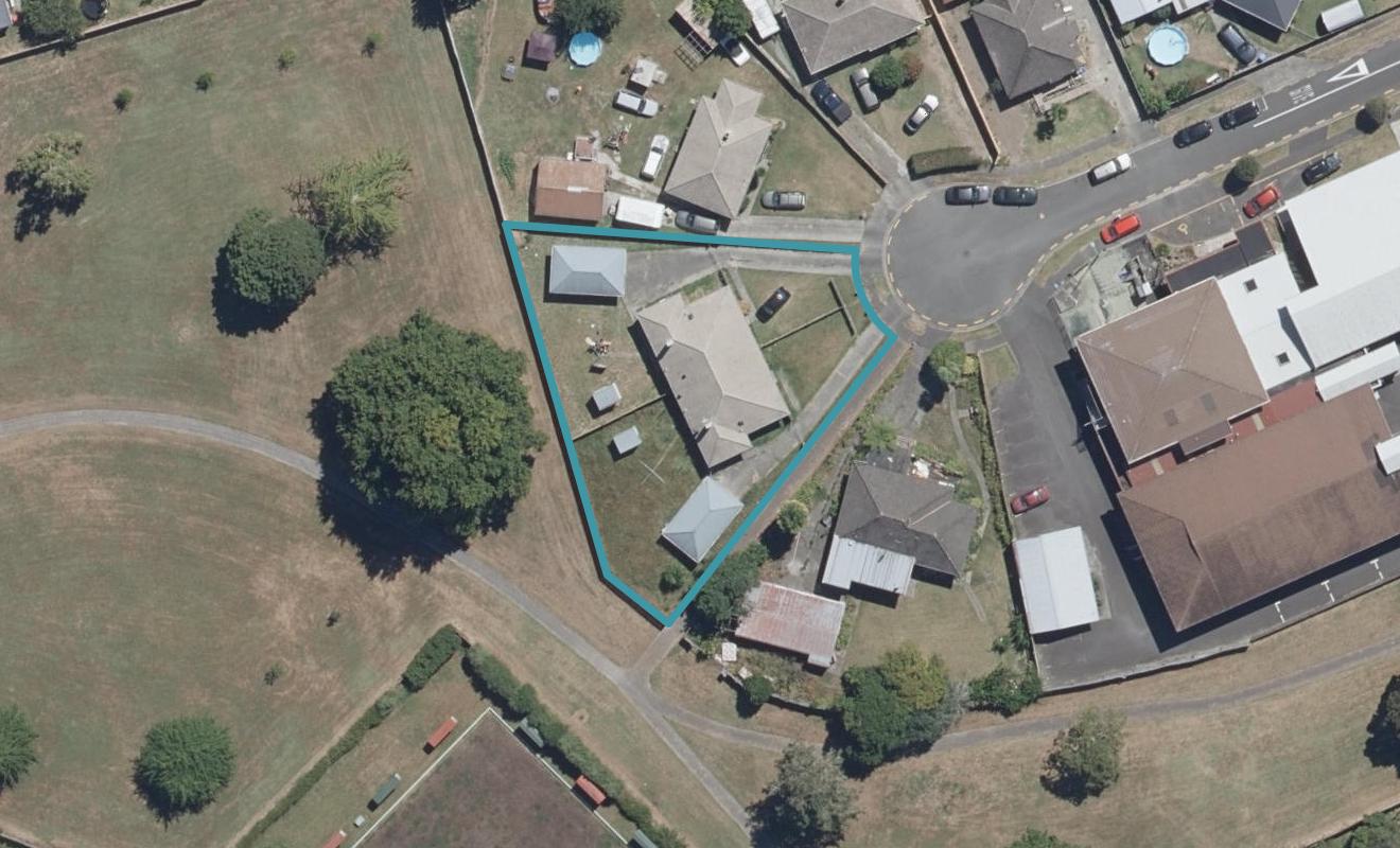 11 Searancke Place, Fairfield, Hamilton - Carousel 1