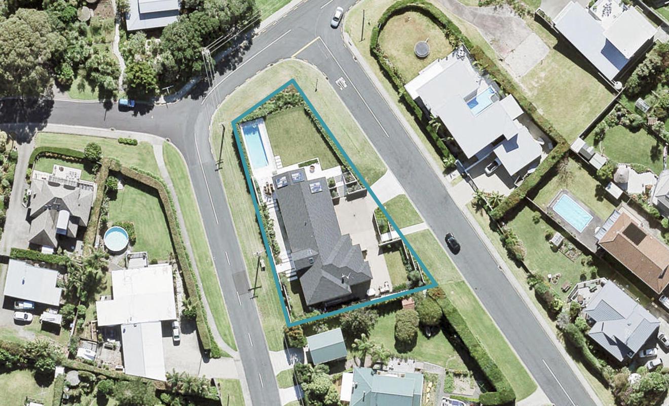 10 Crown Road, Tindalls Beach, Whangaparaoa - Carousel 1