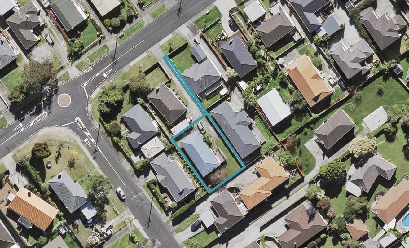 93A Roberts Road, Te Atatu South, Auckland - Carousel 1