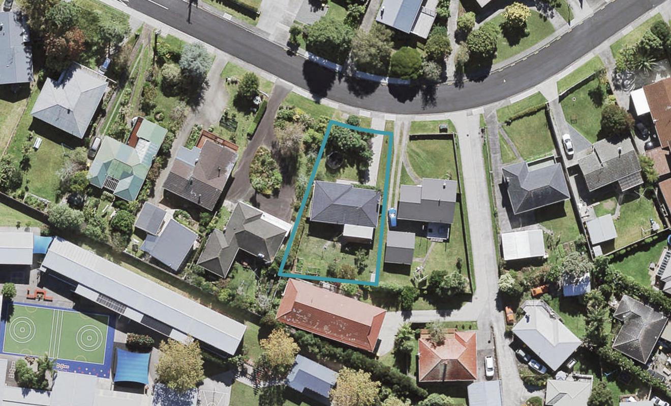43 Divich Avenue, Te Atatu South, Auckland - Carousel 1