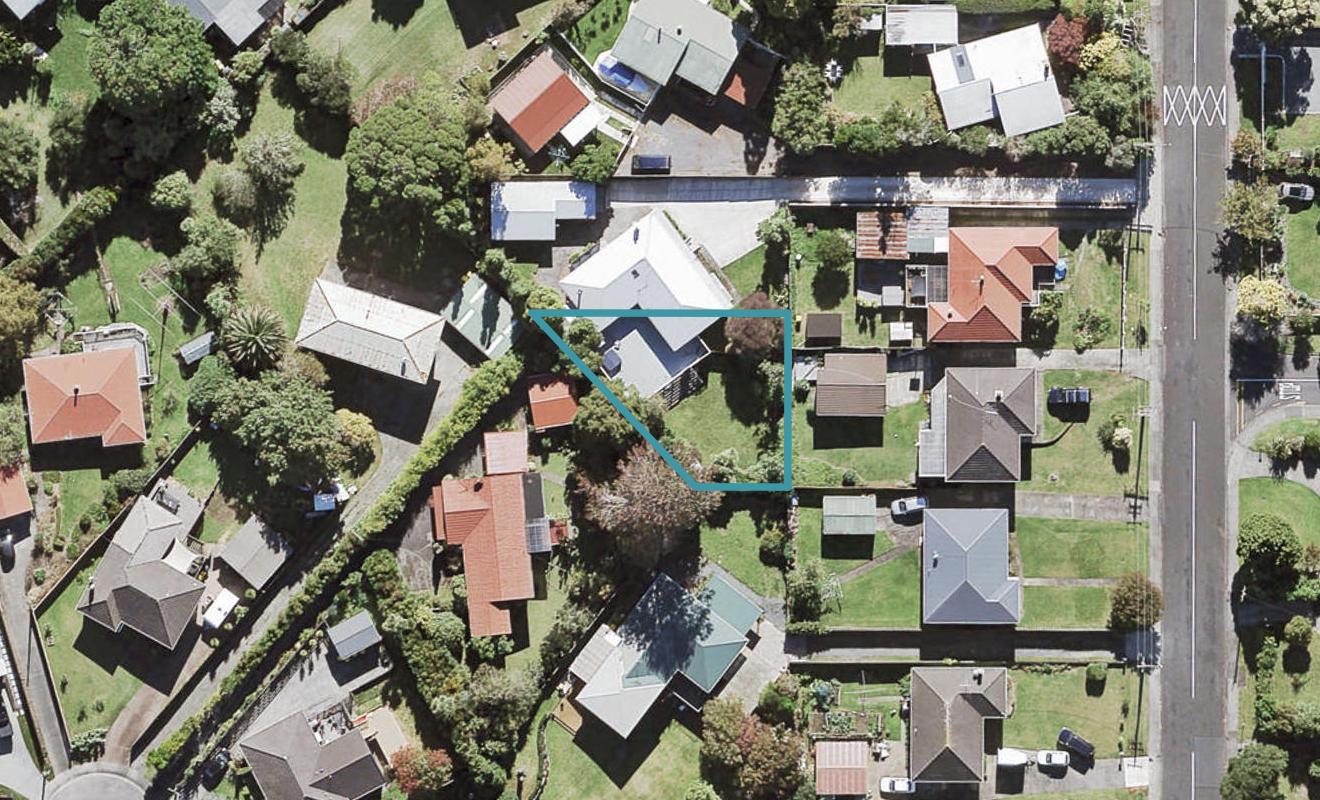 15 Taupo Street, Green Bay, Auckland - Carousel 1