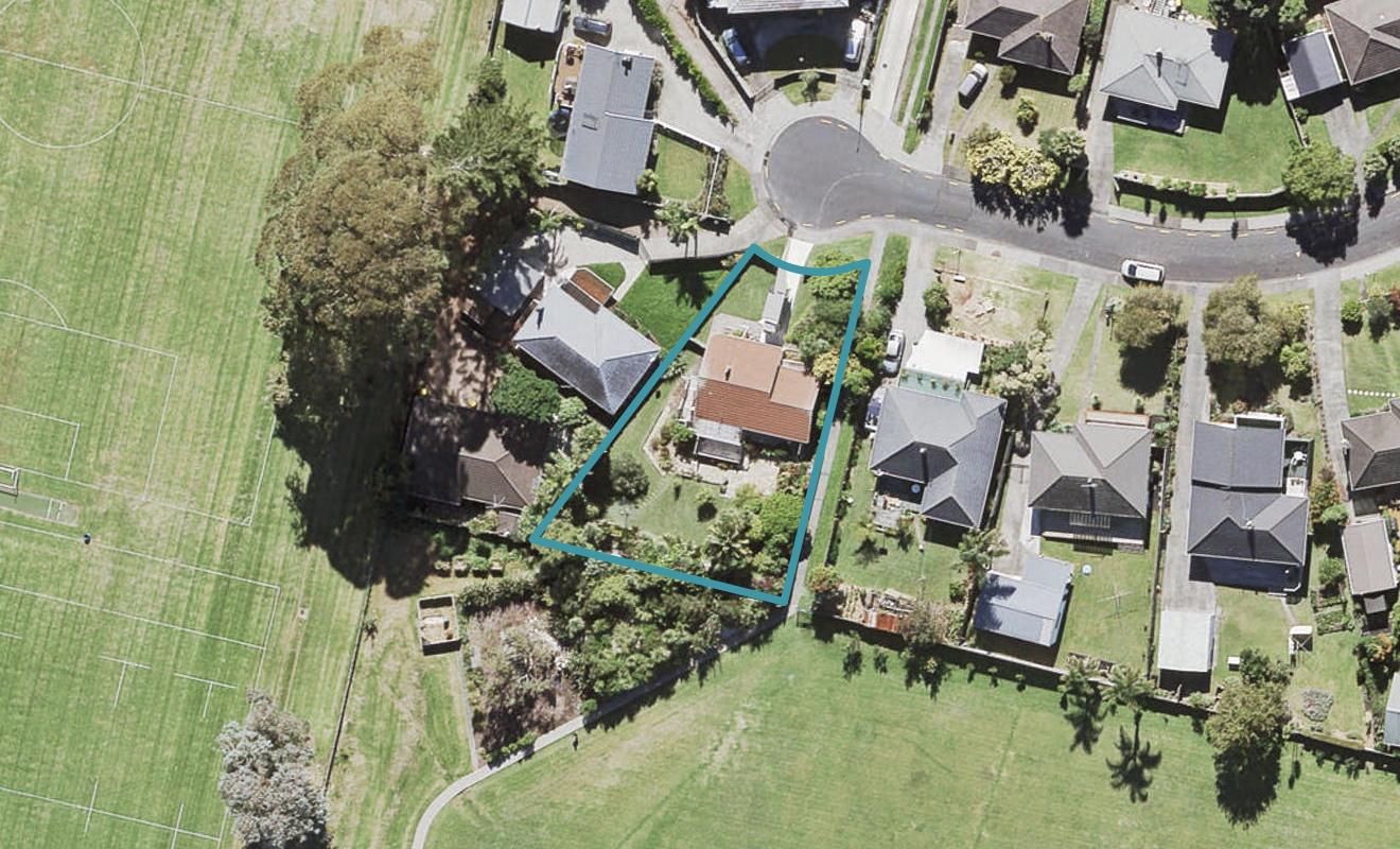 13 Cajero Place, Green Bay, Auckland - Carousel 1