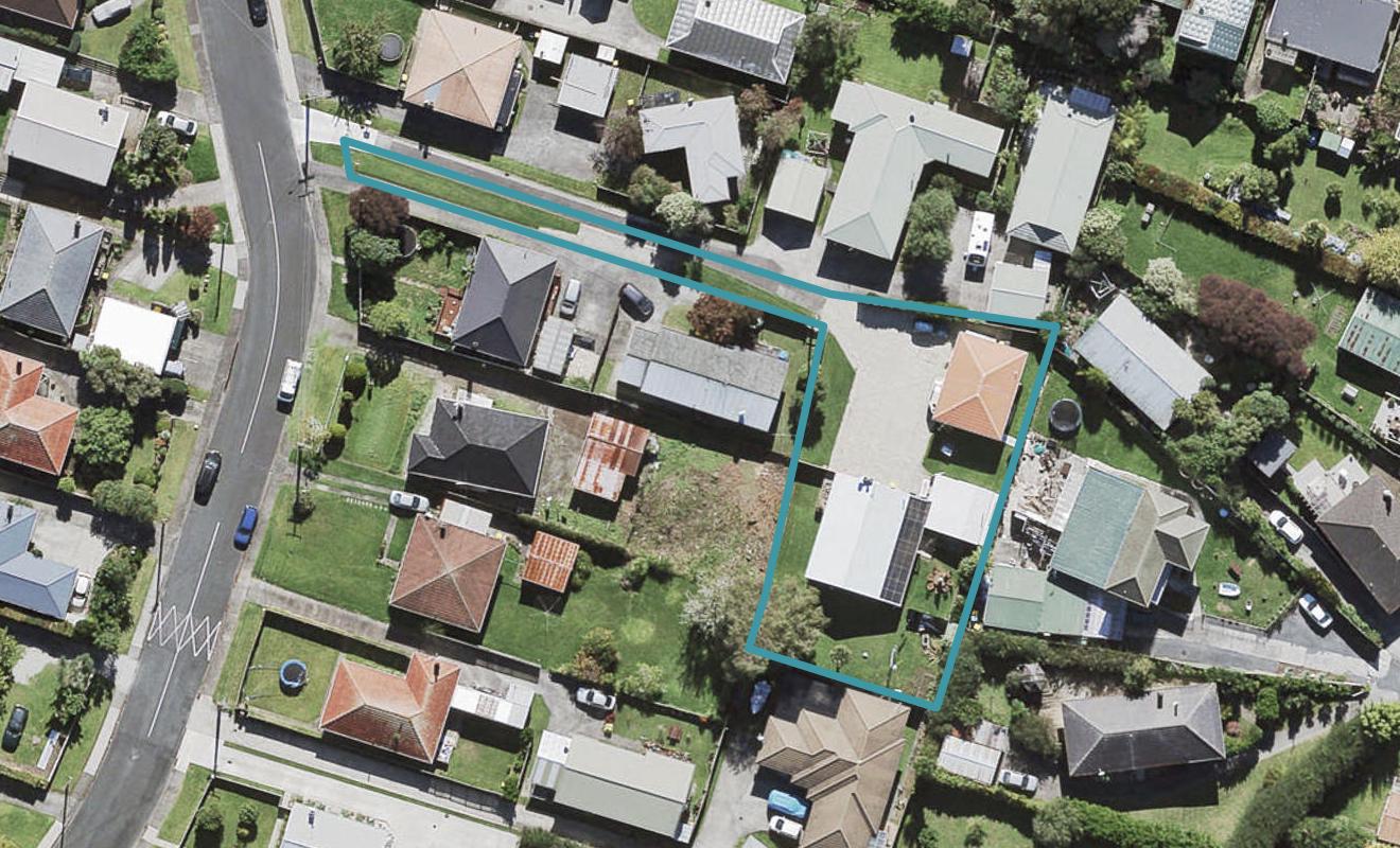 10 Kirrie Avenue, Te Atatu South, Auckland - Carousel 1