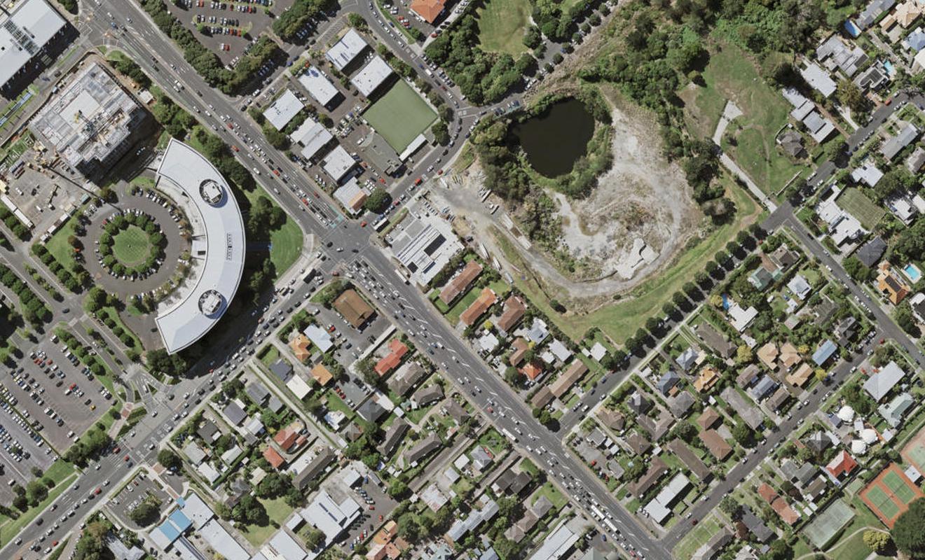 2/31 Taharoto Road, Takapuna, Auckland - Carousel 1