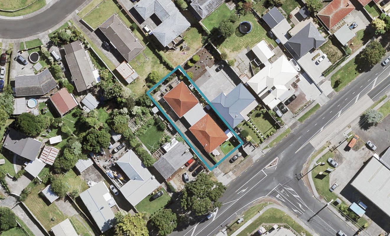 2/121 Henderson Valley Road, Henderson, Auckland - Carousel 1