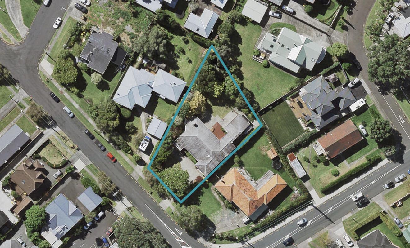 13 Lake Pupuke Drive, Takapuna, Auckland - Carousel 1