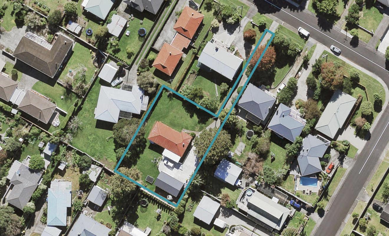 24 Taipari Road, Te Atatu Peninsula, Auckland - Carousel 1