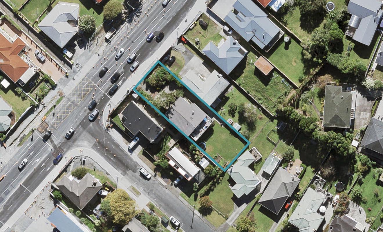 305 Te Atatu Road, Te Atatu South, Auckland - Carousel 1