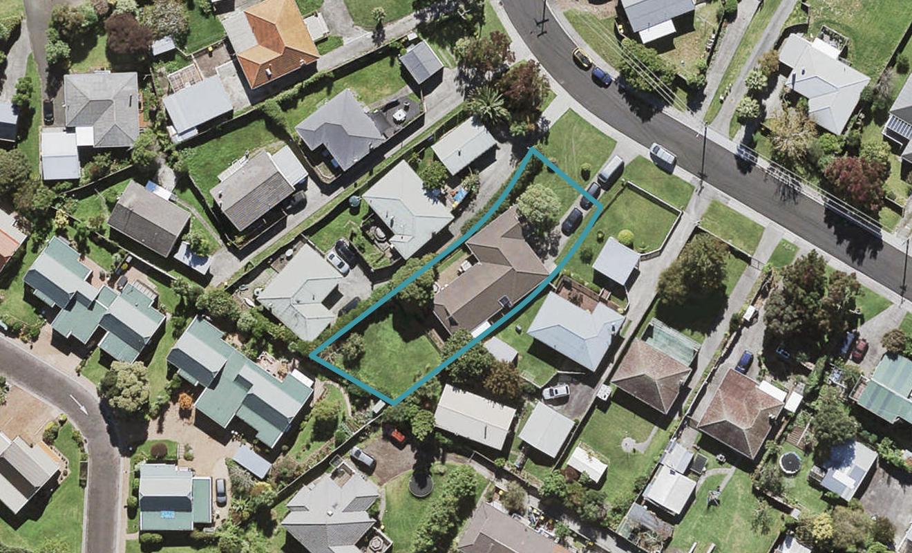 8 Duncan Avenue, Te Atatu South, Auckland - Carousel 1