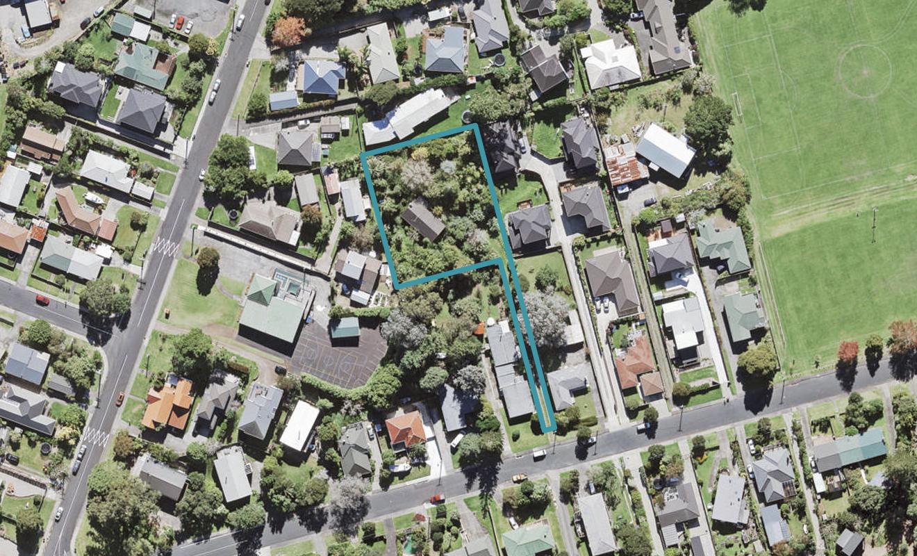 37 Cliff View Drive, Green Bay, Auckland - Carousel 1