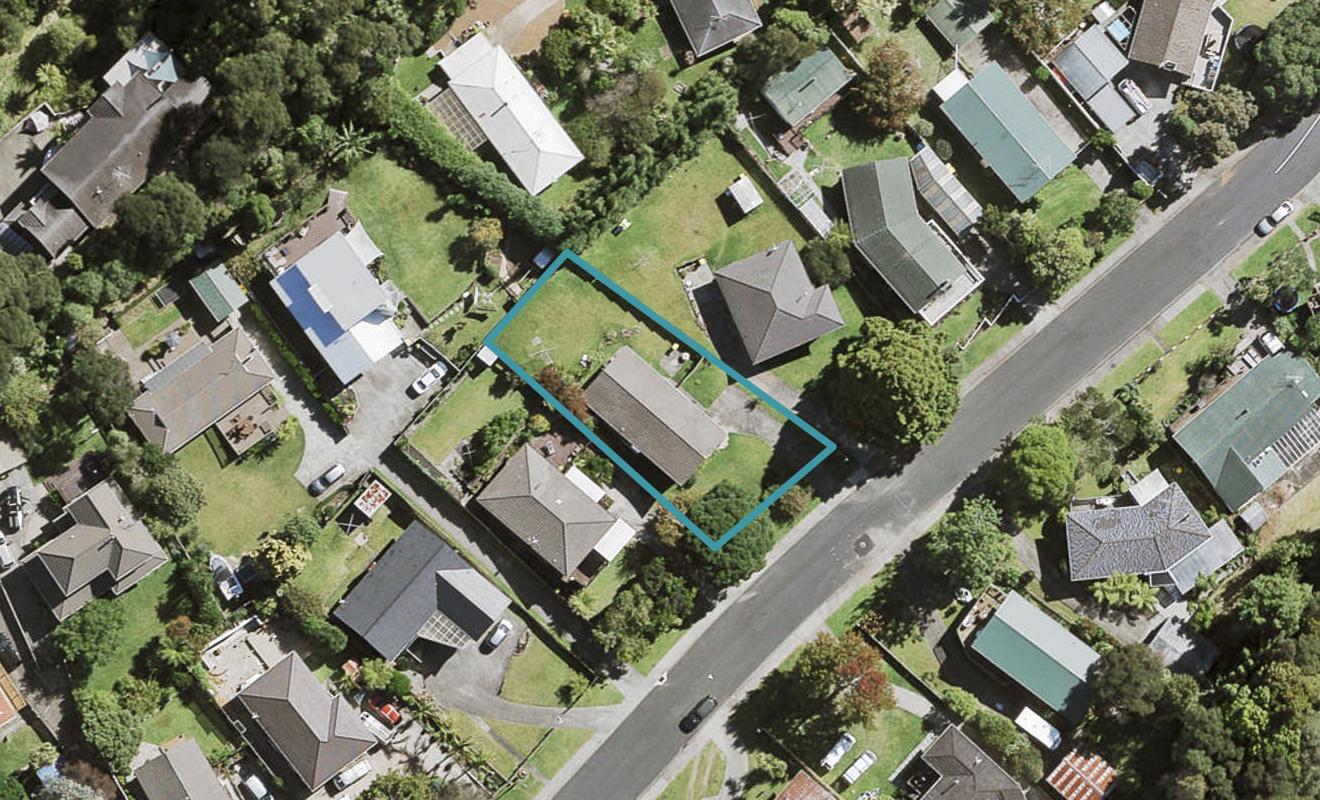 9 Staincross Street, Green Bay, Auckland - Carousel 1