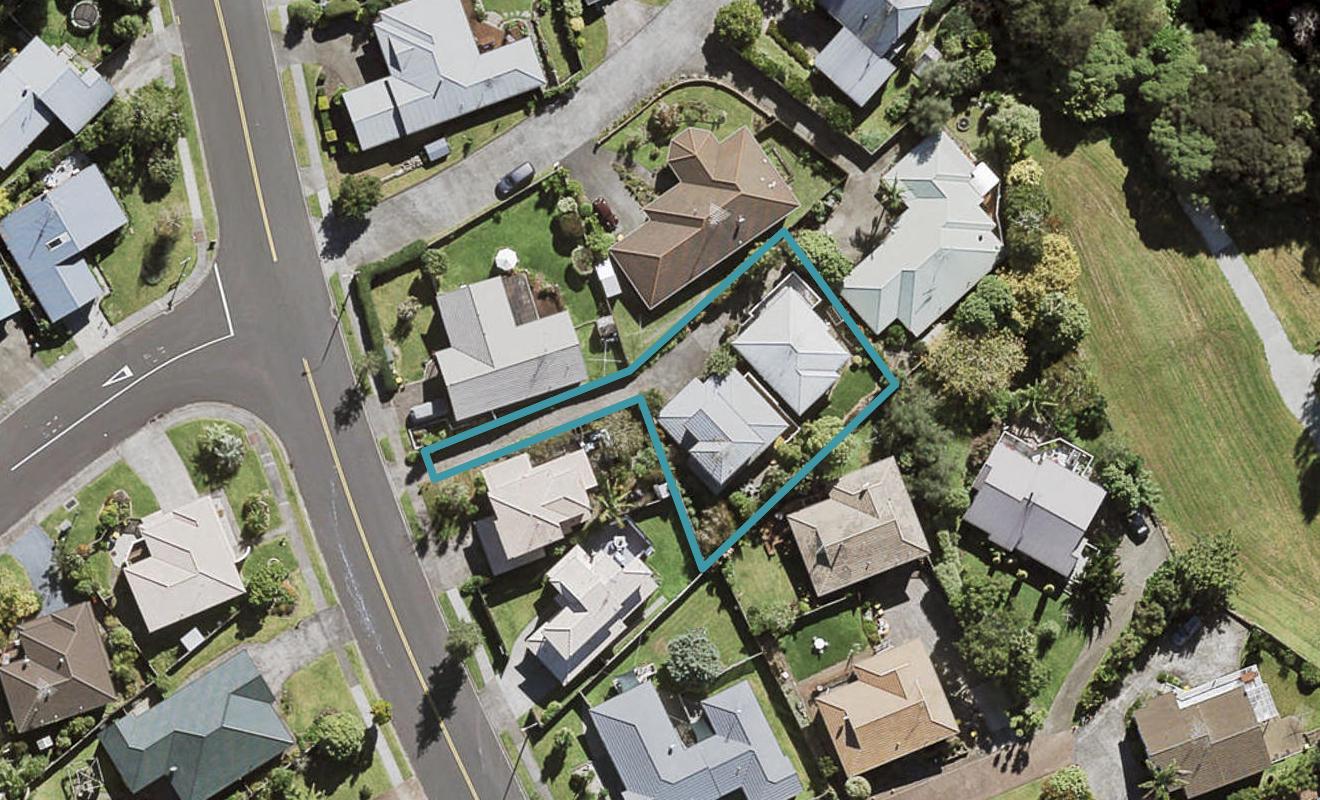 2/67 Unsworth Drive, Unsworth Heights, Auckland - Carousel 1