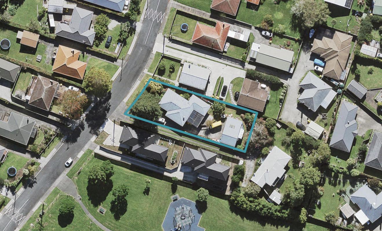 24 Kirrie Avenue, Te Atatu South, Auckland - Carousel 1
