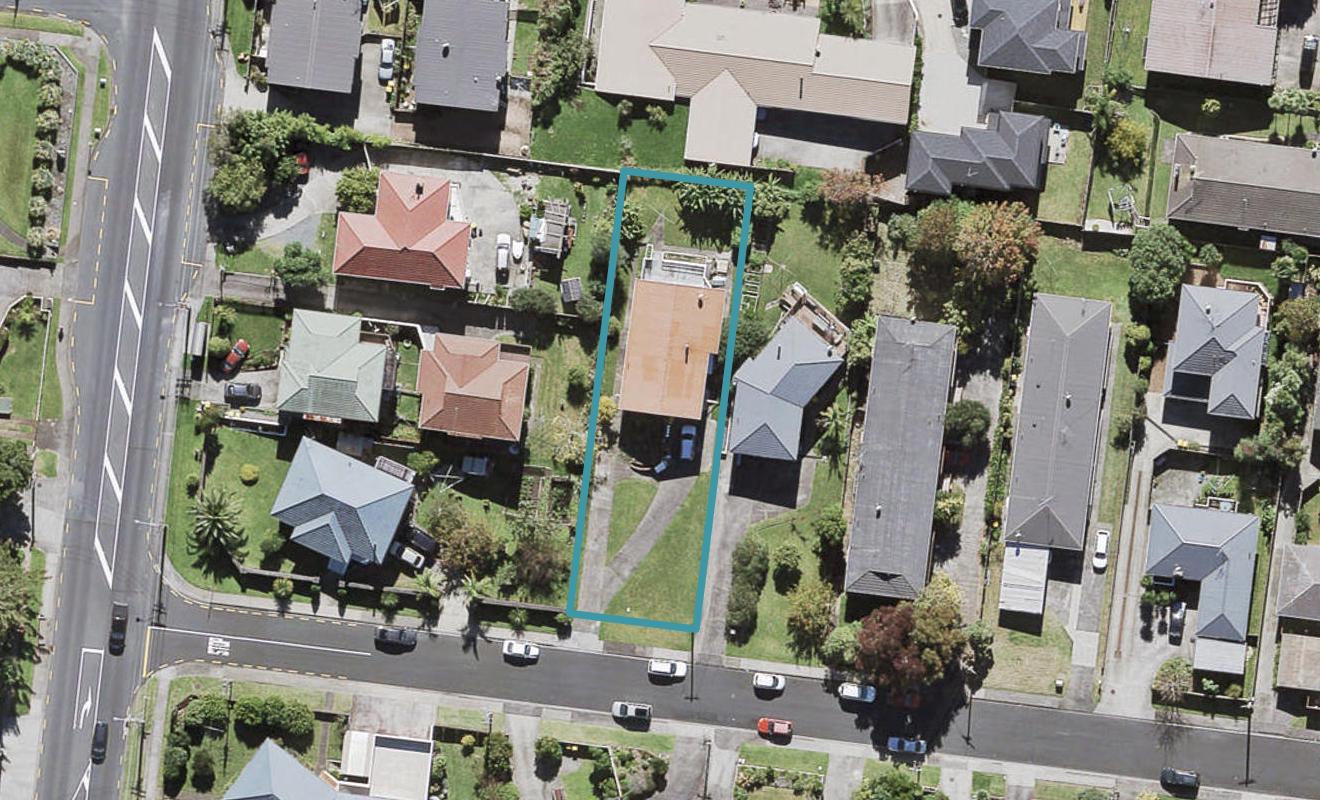 2 Cron Avenue, Te Atatu South, Auckland - Carousel 1