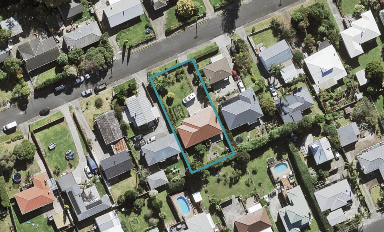 16 Sherwood Avenue, Te Atatu South, Auckland - Carousel 1