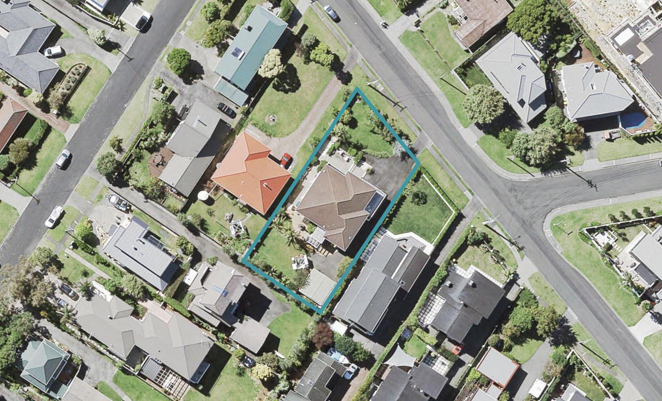 18 Scarboro Terrace, Murrays Bay, Auckland - Carousel 1