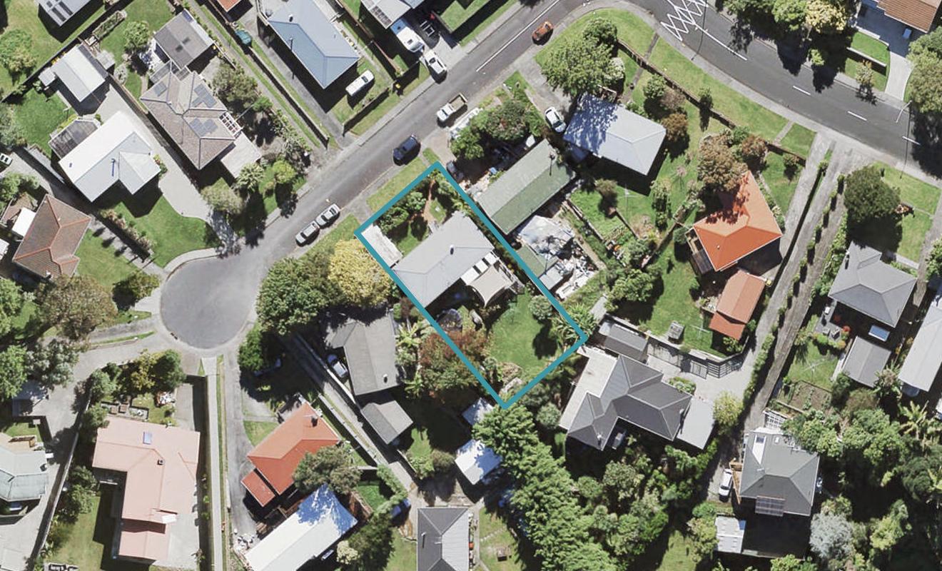 5 Firle Place, Green Bay, Auckland - Carousel 1