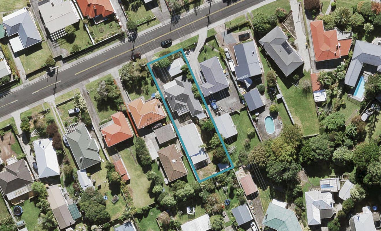 11 Royal View Road, Te Atatu South, Auckland - Carousel 1