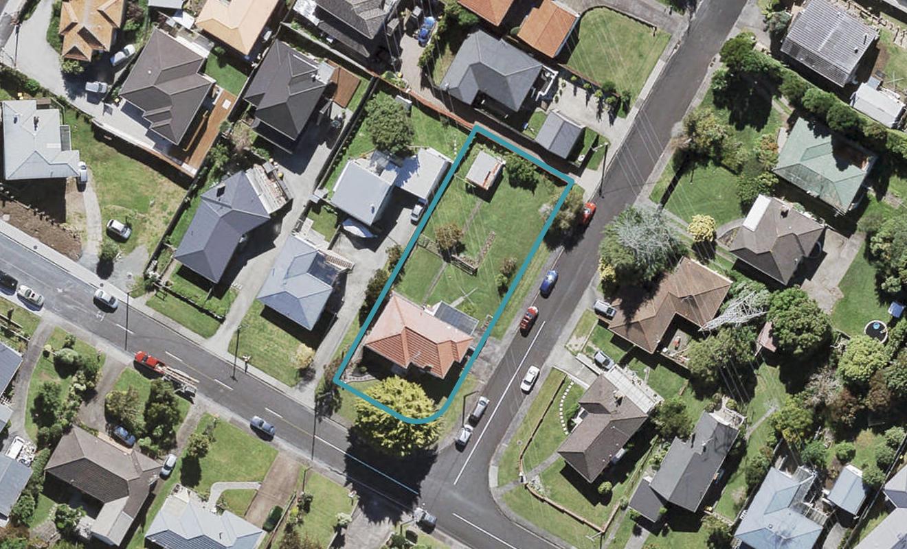6 Lyndhurst Road, Te Atatu South, Auckland - Carousel 1