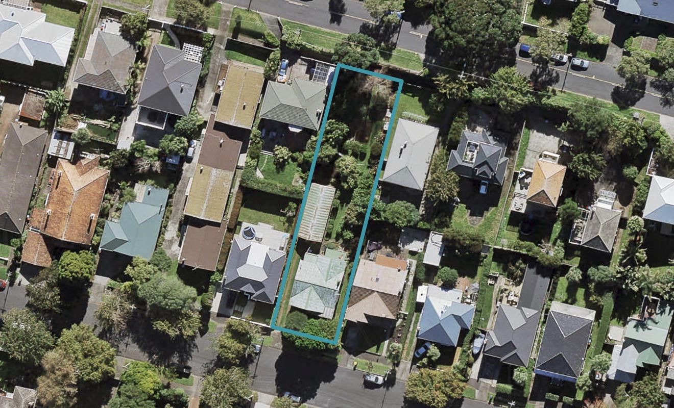 12 Rewa Road, Three Kings, Auckland - Carousel 1