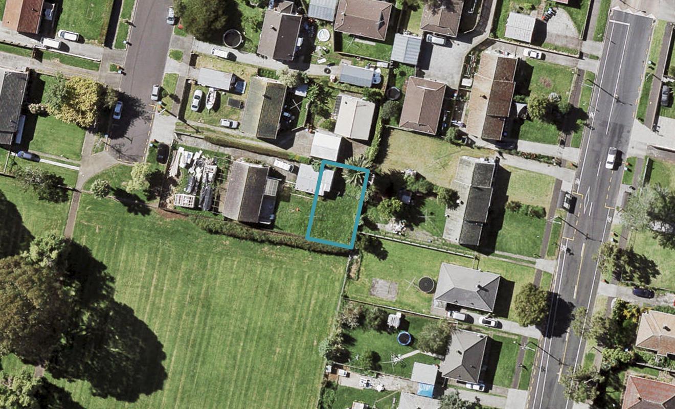 8E Taurima Avenue, Point England, Auckland - Carousel 1