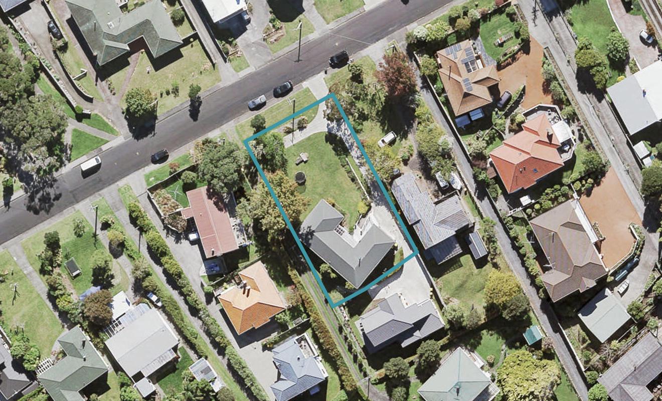 154 Cliff View Drive, Green Bay, Auckland - Carousel 1
