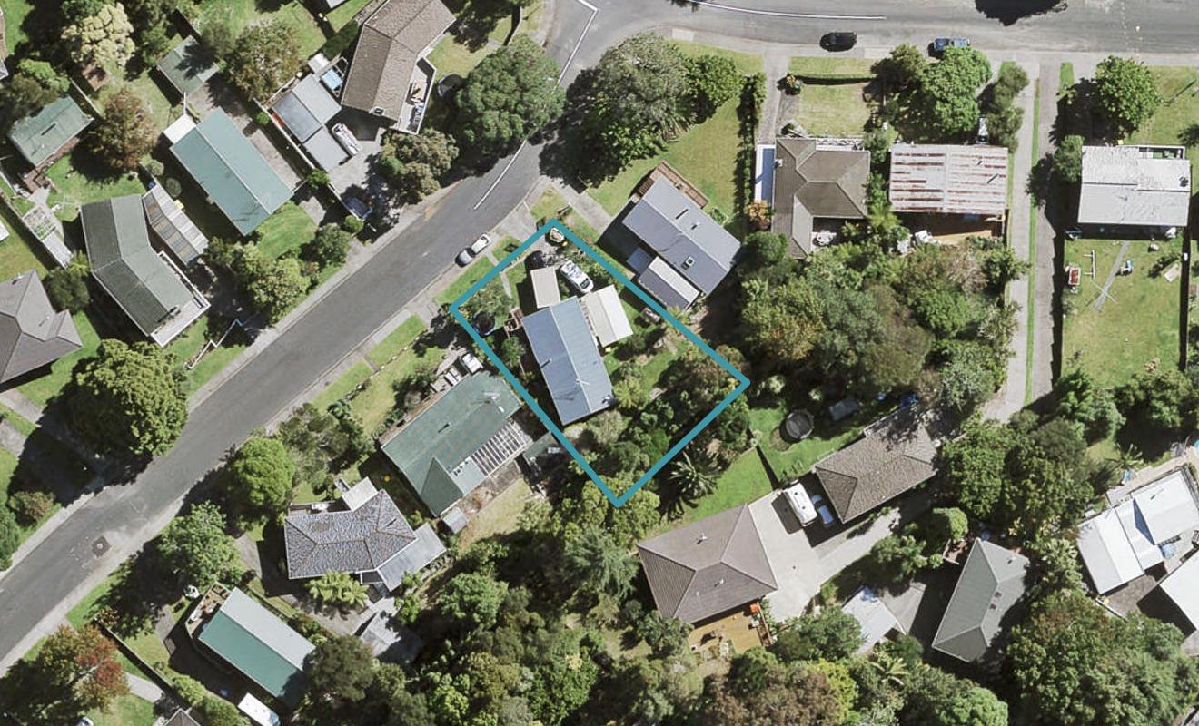 4 Staincross Street, Green Bay, Auckland - Carousel 1