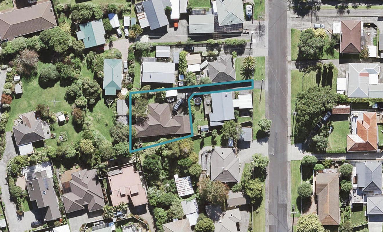 11A Bishop Street, Green Bay, Auckland - Carousel 1