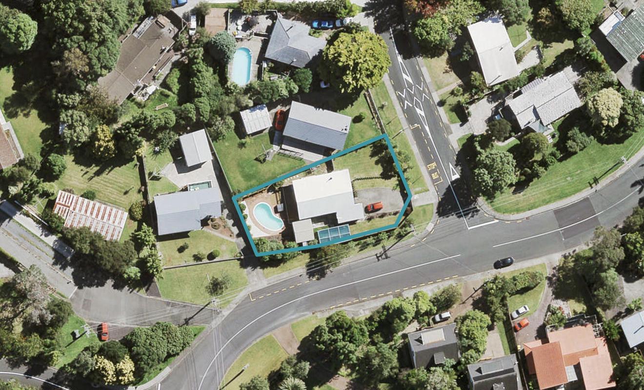2 Castleford Street, Green Bay, Auckland - Carousel 1