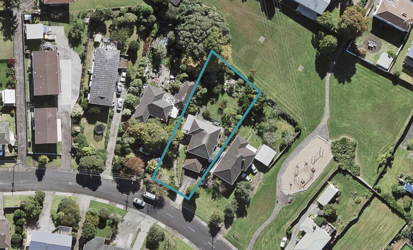 10 Wakeling Avenue, Te Atatu South, Auckland - Carousel 1