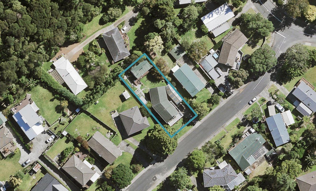 5 Staincross Street, Green Bay, Auckland - Carousel 1