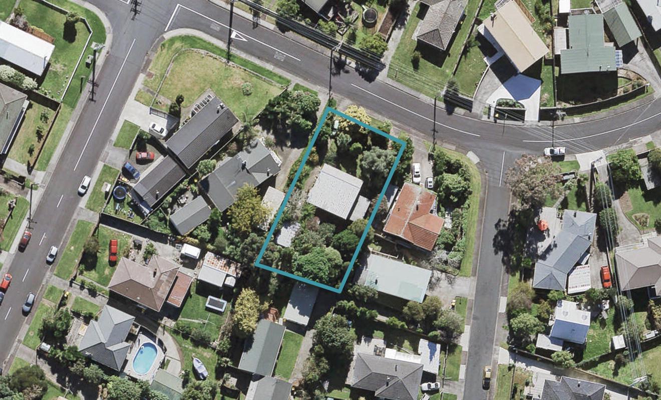 5 Meadow Crescent, Te Atatu South, Auckland - Carousel 1