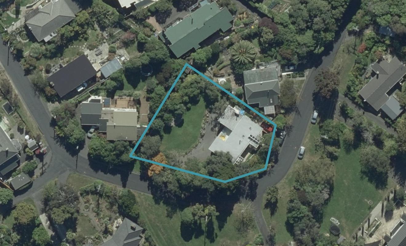 21 Howard Street, Macandrew Bay, Dunedin - Carousel 1