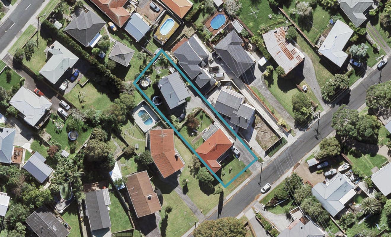 1/137 Tiroroa Avenue, Te Atatu South, Auckland - Carousel 1