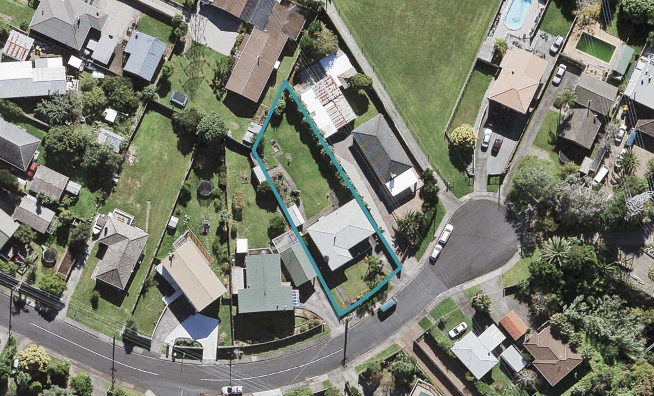 8 Meadow Crescent, Te Atatu South, Auckland - Carousel 1