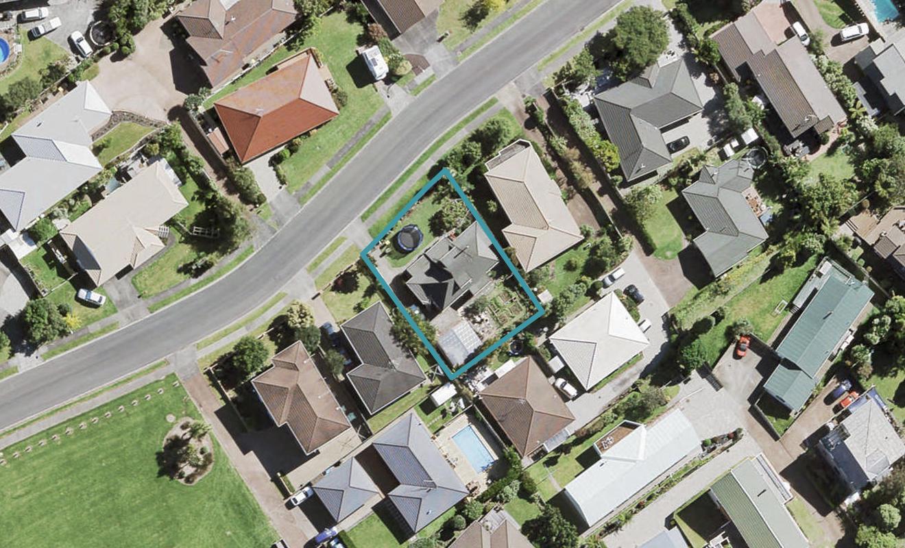 27 Taupiko Place, Green Bay, Auckland - Carousel 1
