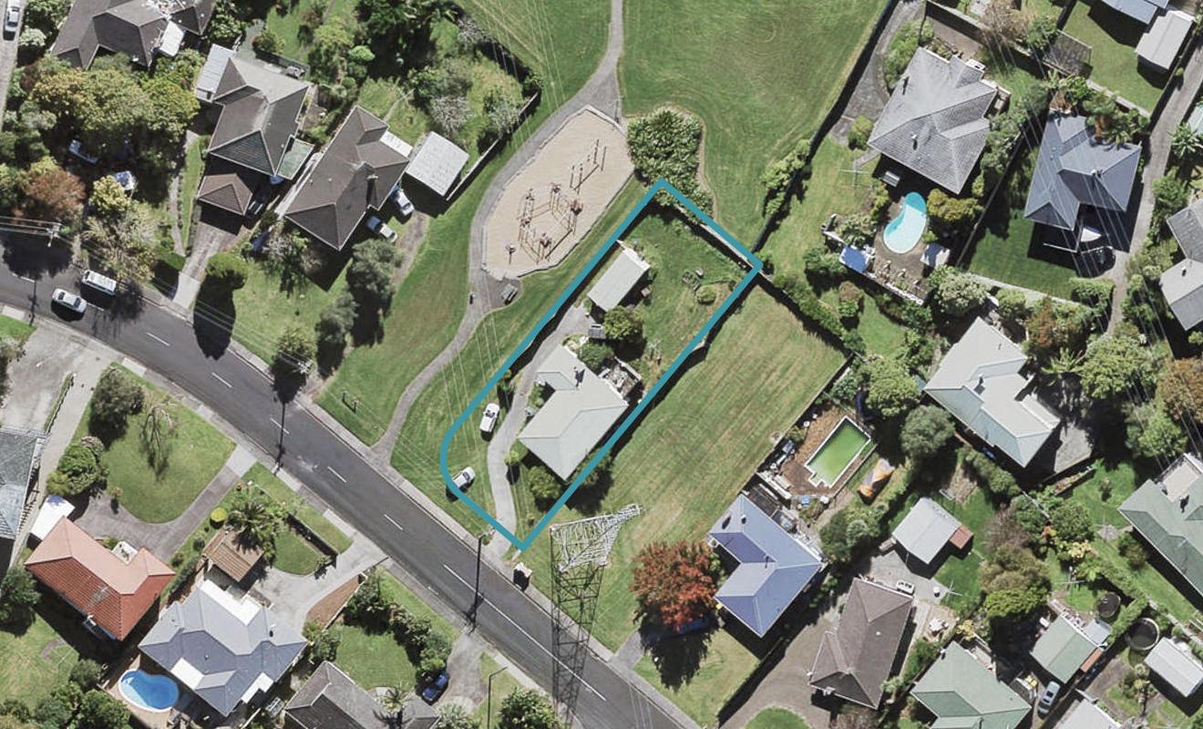 14 Wakeling Avenue, Te Atatu South, Auckland - Carousel 1
