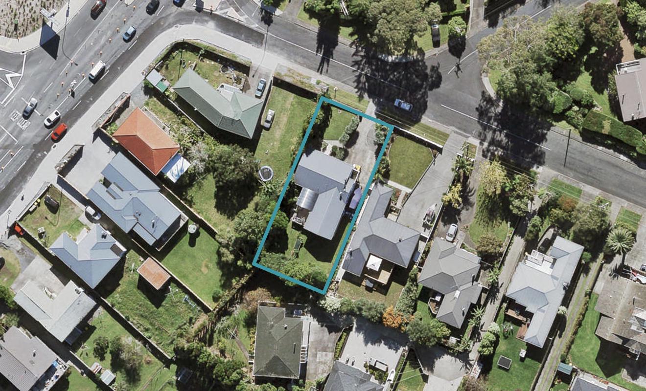 2 Bridge Avenue, Te Atatu South, Auckland - Carousel 1