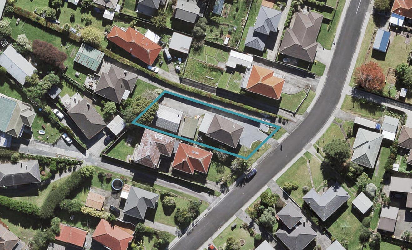 9 Essex Street, Te Atatu South, Auckland - Carousel 1