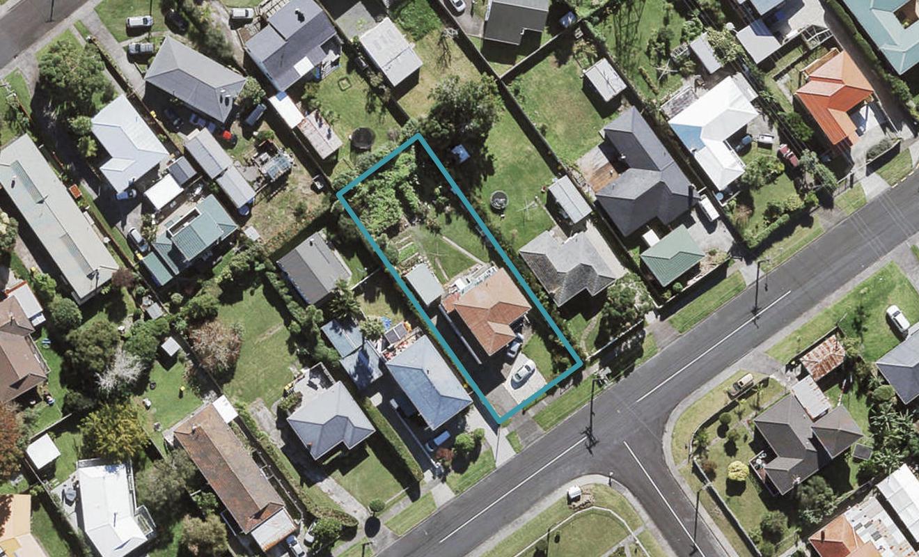 44 Roberts Road, Te Atatu South, Auckland - Carousel 1