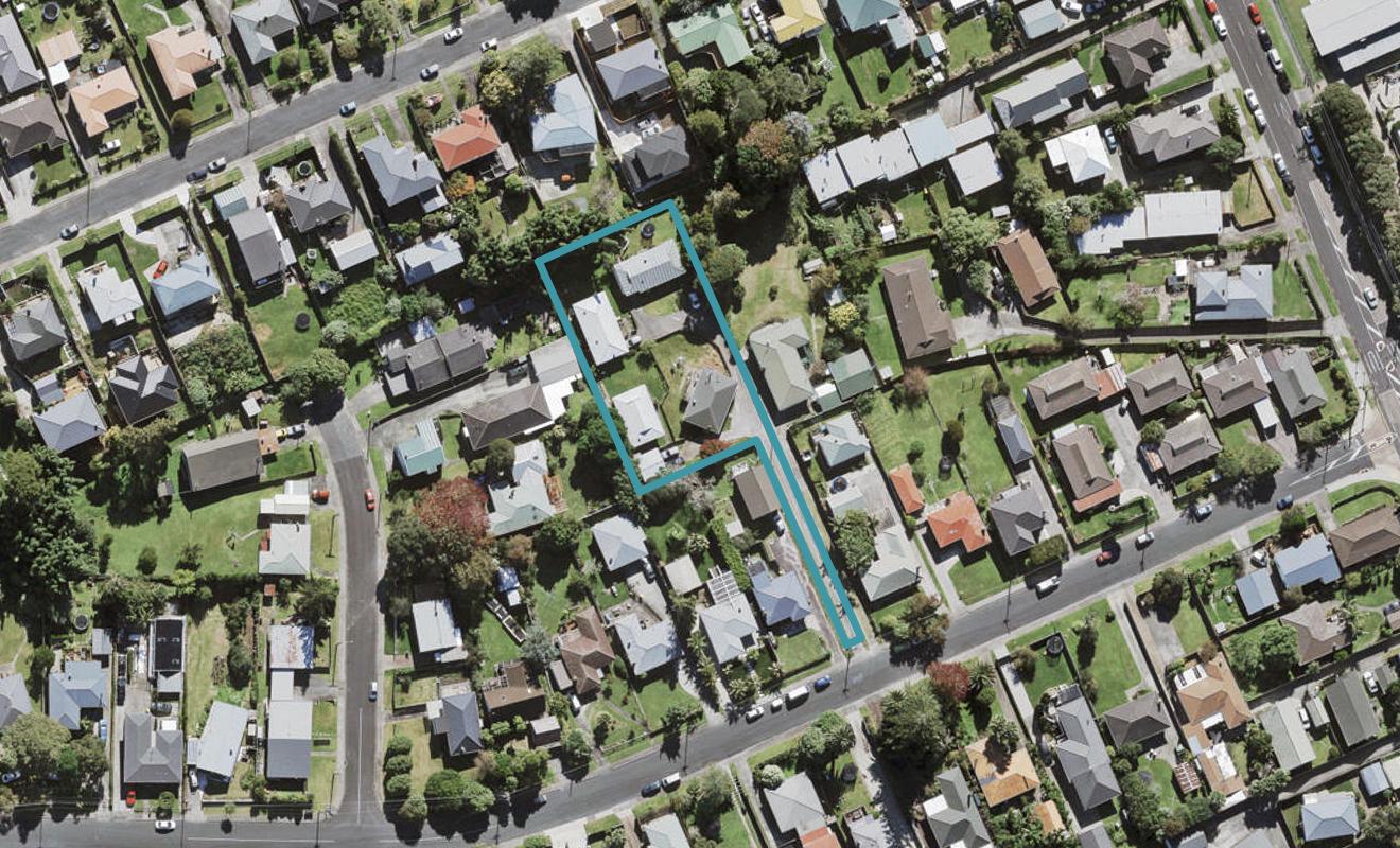 9 Amberley Avenue, Te Atatu South, Auckland - Carousel 1