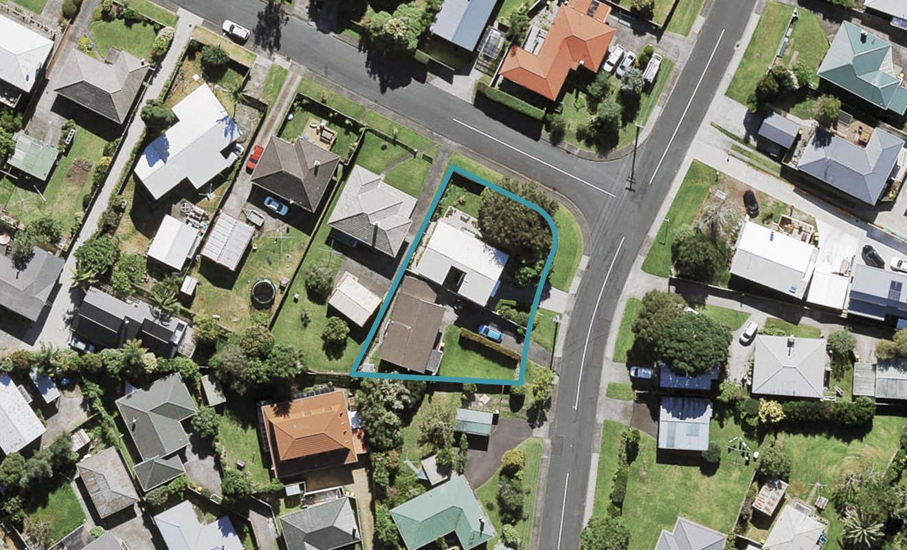 1/2 Graham Avenue, Te Atatu Peninsula, Auckland - Carousel 1