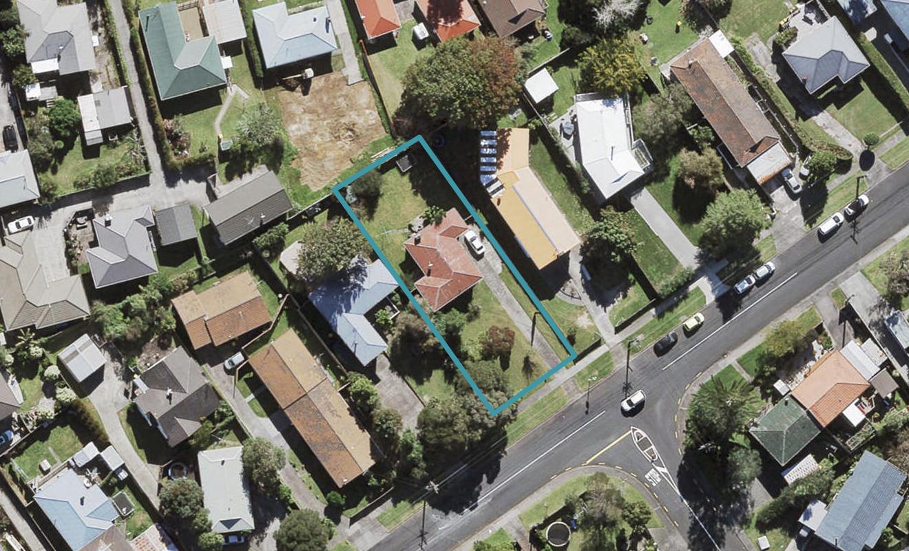 32 Roberts Road, Te Atatu South, Auckland - Carousel 1