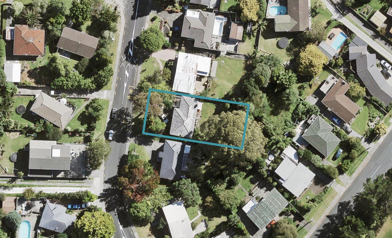 7 Castleford Street, Green Bay, Auckland - Carousel 1