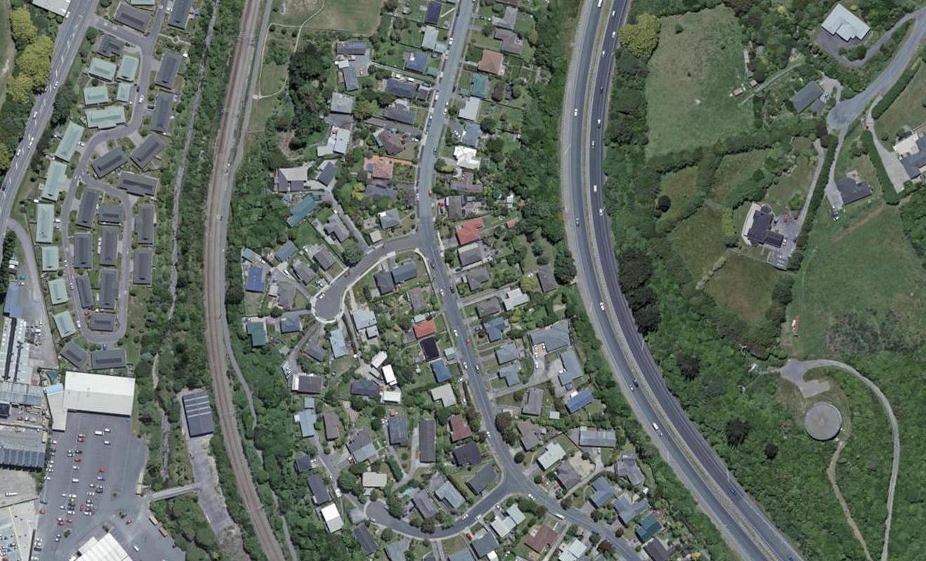 83 Taylor Terrace, Tawa, Wellington - Carousel 1
