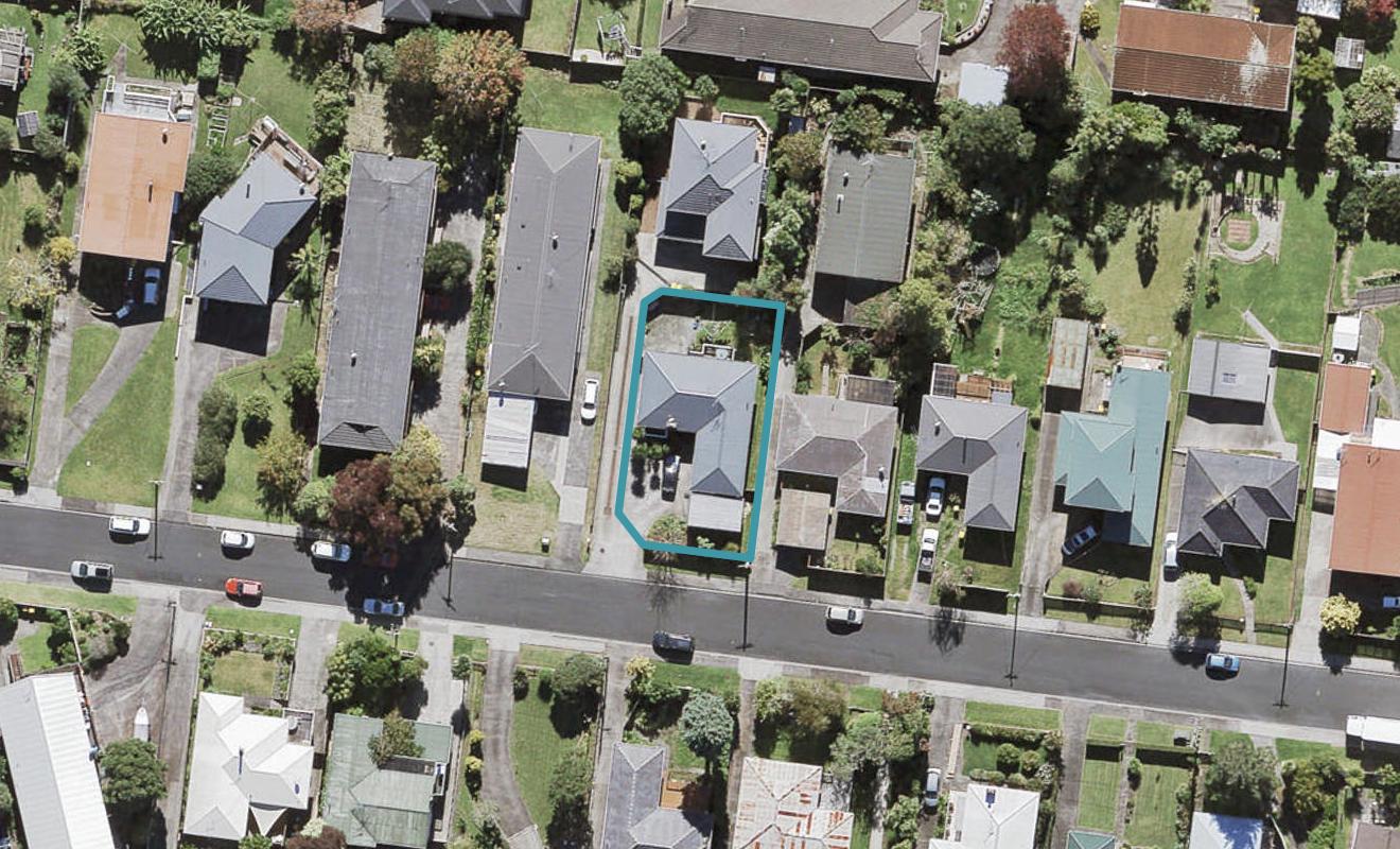 8 Cron Avenue, Te Atatu South, Auckland - Carousel 1